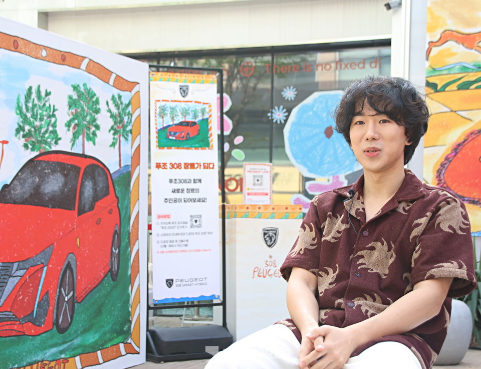 아티스트 헤르시(HERNC)가 푸조 308 스마트 하이브리드와의 협업에 대한 소감을 이야기 하고 있다. 사진=손진석 기자