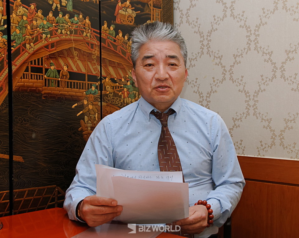 황석제 위원장은 관광식당업은 정부의 지원 대상에서 제외되어 있다며 이를 해결할 방안을 찾아보겠다고 말한다. 사진=손진석 기자