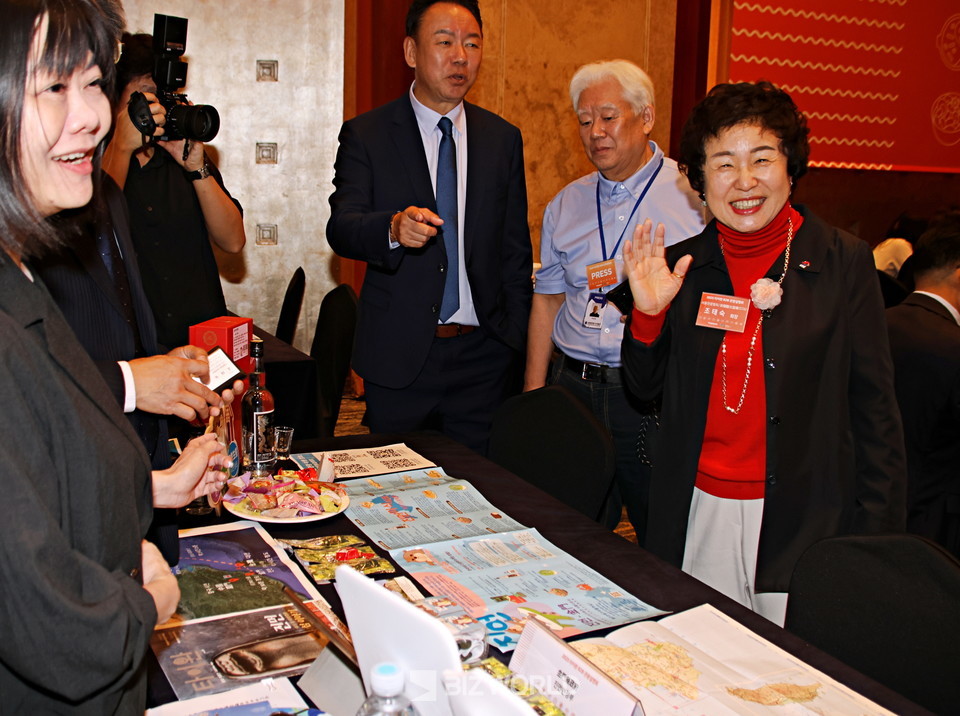 조태숙 서울시관광협회장이 대만관광청 B2B 관광설명회장을 방문해 협력할수 있는 부분에 대하여 논의 했다. 사진=손진석 기자