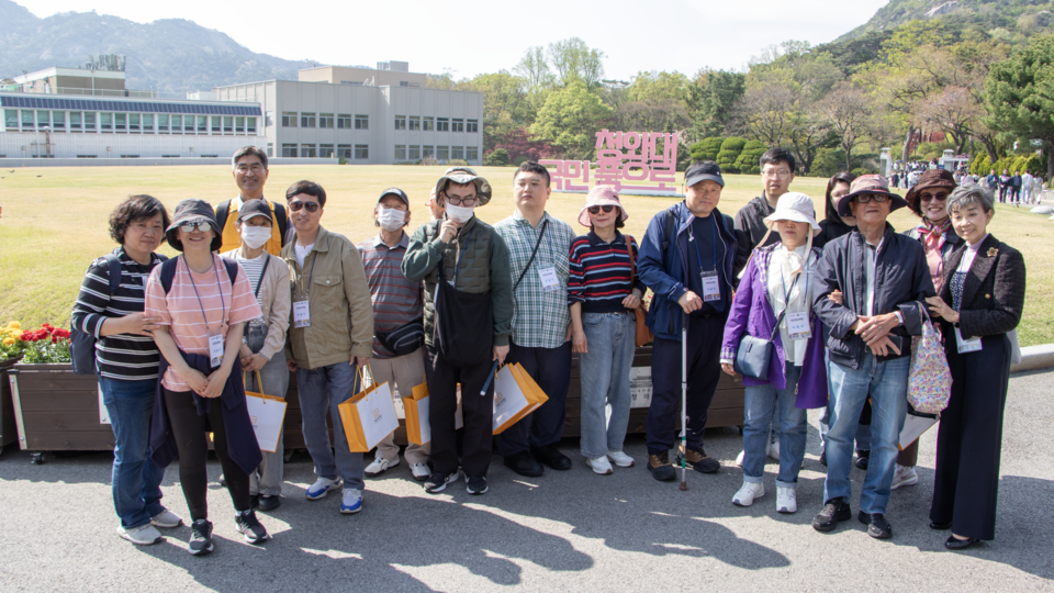 청와대 현장영상해설 투어 해설사와 참가자들이 단체 기념 사진을 촬영하고 있다. 사진=서울관광재단
