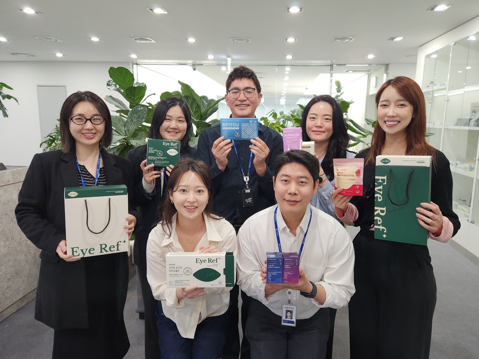 앞줄 좌측부터 강지현 세일즈커머스 과장, 김기범 브랜드전략 파트장, 뒷줄 좌쪽부터 나혜림 디지털마케팅 과장, 이예지 세일즈커머스 파트장, 김연재 경영총괄 대표, 김세림 브랜드 전략 과장, 협력 파트너 김현진 바바포레스트 대표가 자사 브랜드 제품을 홍보하기 위해 촬영하고 있다. 사진=애즈유