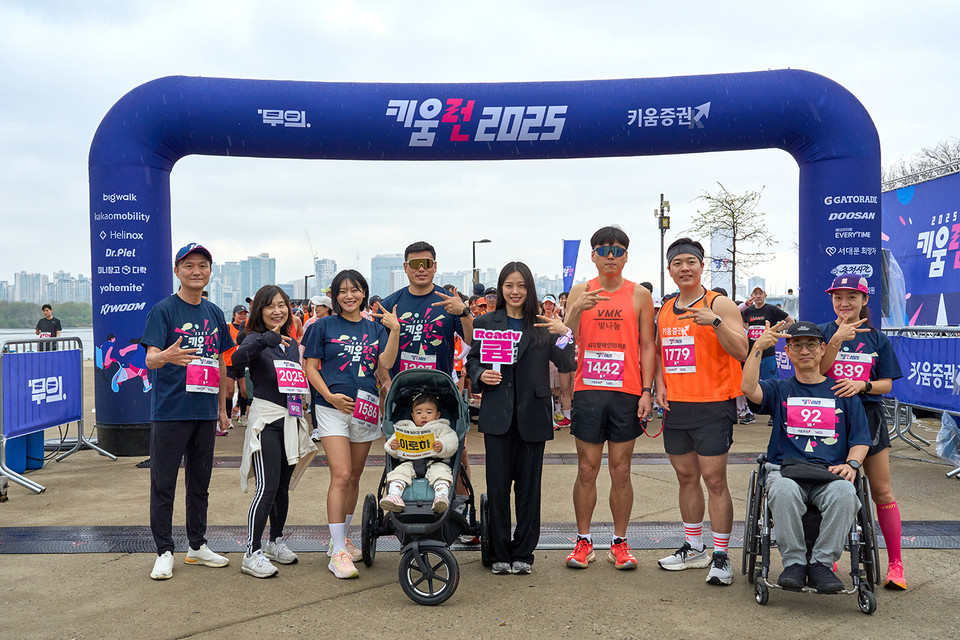 빅워크가 주관한 기부 러닝 페스티벌 ‘2025 키움런’이 지난 4월 19일 서울 여의도한강공원 물빛무대 앞 광장에서 개최됐다. 2025 키움런 대표 참가자 기념촬영. 사진=㈜빅워크