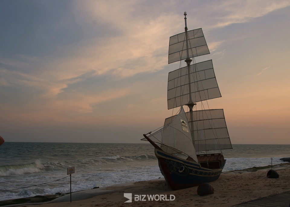 뱀부빌리지가 있는 해변가에 있는 사진포인트인 배와 일몰. 베트남=손진석 기자