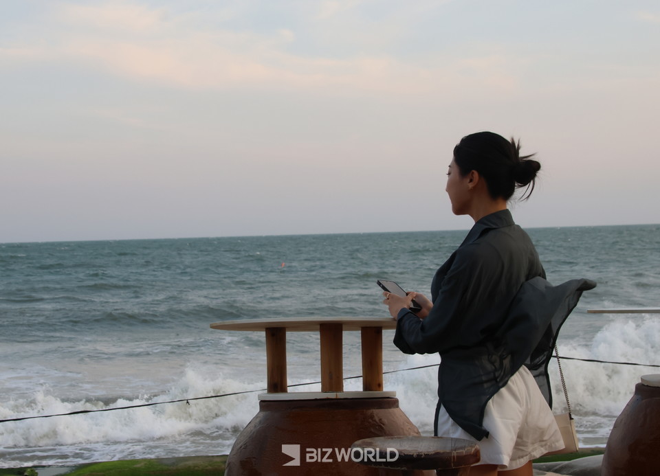 뱀부빌리지 해변가 식당에서 망중한을 즐기고 있는 관광객. 베트남=손진석 기자