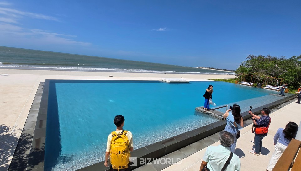 바다가에 접해있는 오션프런트 수영장에서 사진 촬영중인 관광객. 베트남=손진석 기자