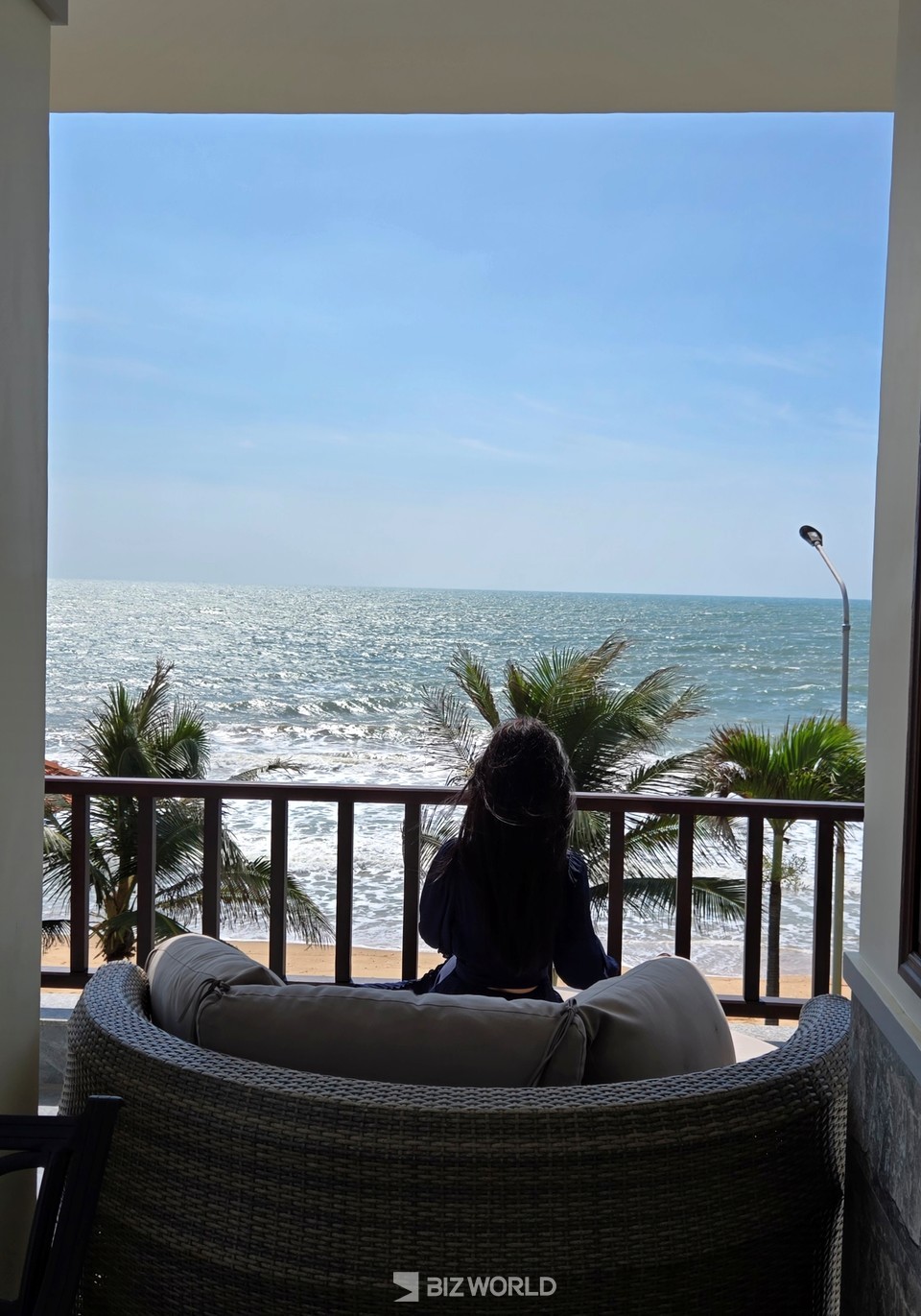 블루밍 로터스 리조트 숙소 발코니에서 휴식을 취하고 있는 여행객. 베트남=손진석 기자