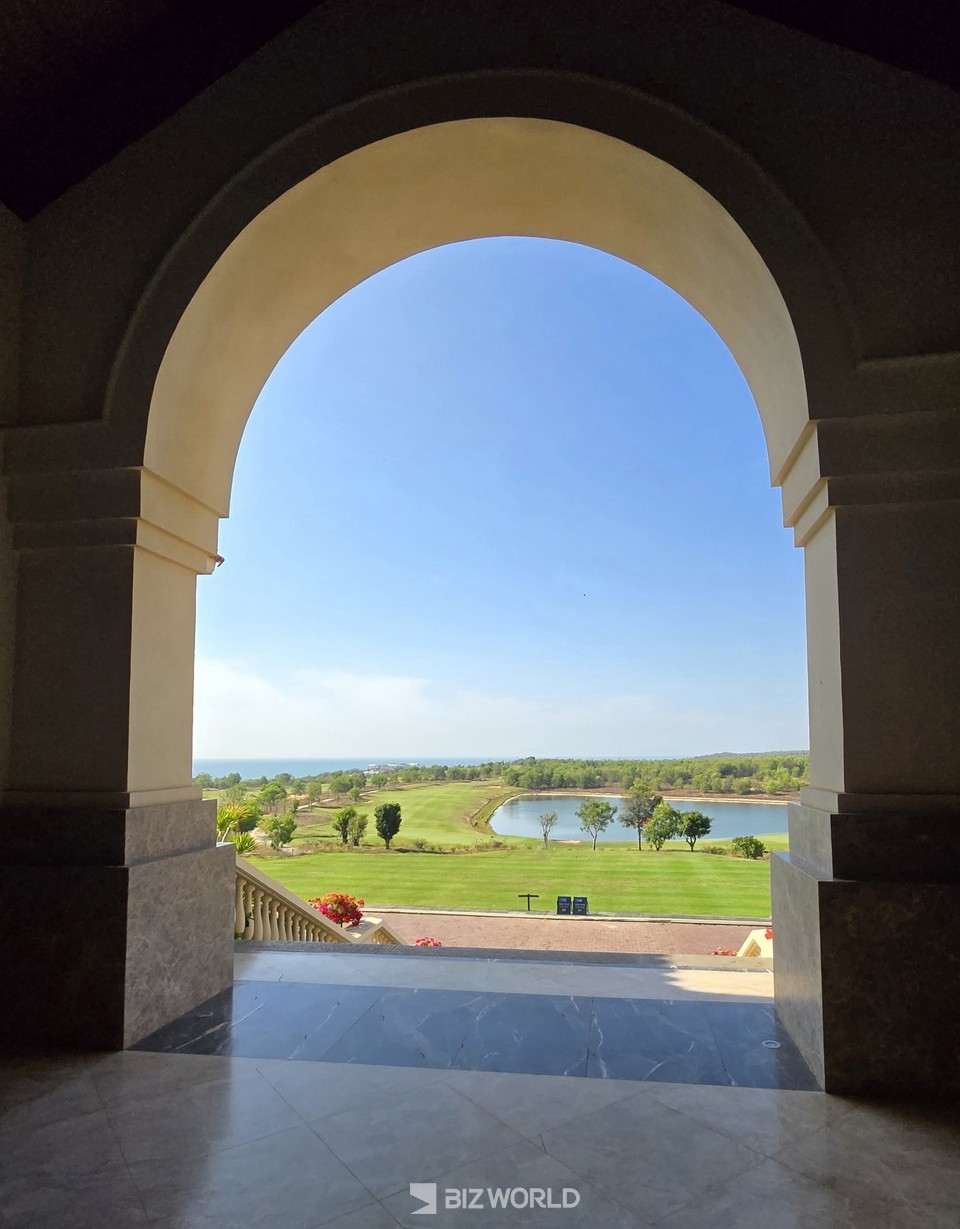 로비에서 골프 코스로 가는 아치형 출입문 너머로 보이는 골프장 전경. 베트남=손진석 기자