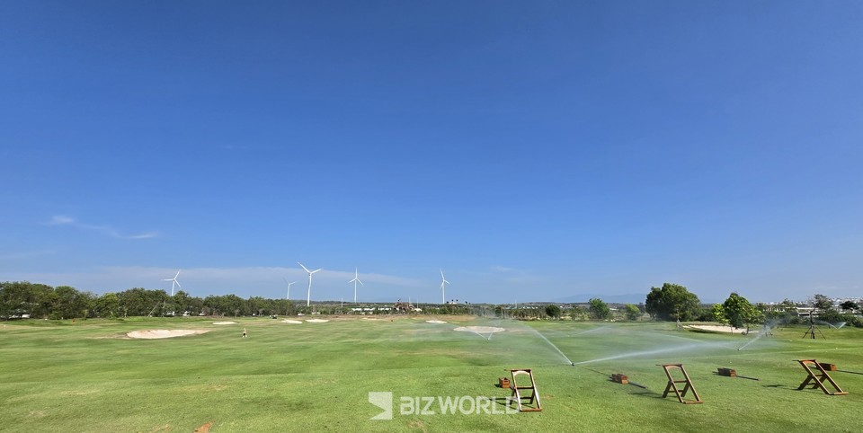 골프장 길 건너에 있는 연습장. 베트남=손진석 기자