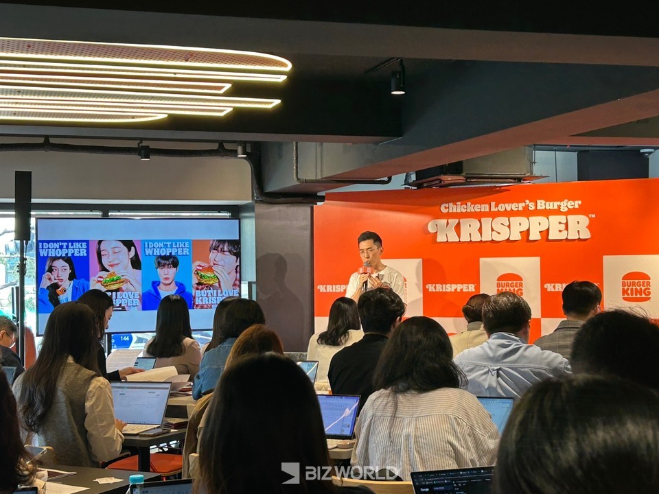 버거킹이 23일 오전 서울 중구 약수역점에서 신메뉴 '크리스퍼(KRISPPER)'와 '킹퓨전(KING FUSION)'을 공식 공개하는 기자간담회를 개최했다. 이성하 버거킹 최고 마케팅 책임자가 발표하는 모습. 사진=김선주 기자