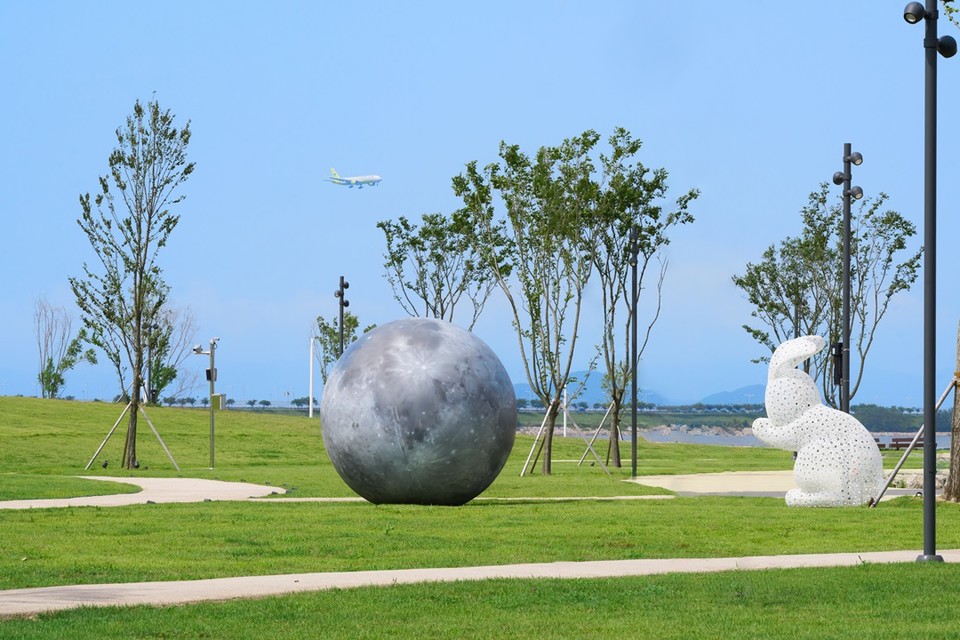 디스커버리 파크 곳곳에서 재미와 감성, 영감을 불러일으키는 아트 조형물을 만날 수 있다. 사진=인스파이어 엔터테인먼트 리조트