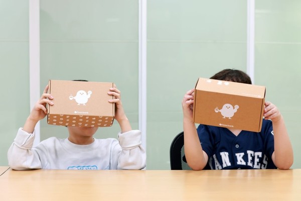  토스뱅크는 5월 가정의 달을 맞아 가정폭력쉼터에 거주 중인 아동과 보호자 200가구를 대상으로 '응원키트' 400세트를 기부했다고 24일 밝혔다. 사진=토스뱅크