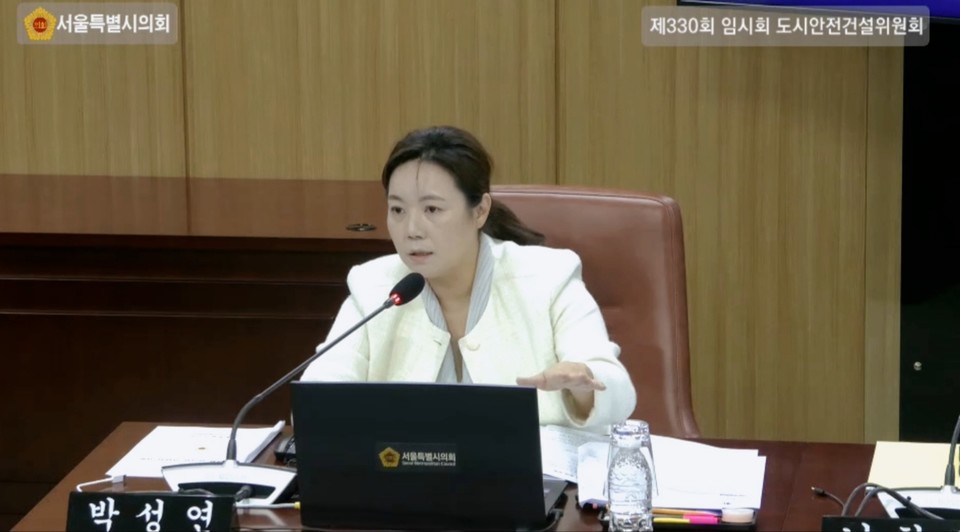 박성연 시의원이 제330회 임시회 도시안전건설위원회 재난안전실 업무보고에서 지반침하 예방 등 주요 현안에 대해 질의하고 있다. 사진=서울시의회