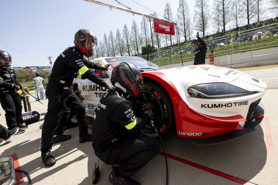 25시즌 토요타 가주 레이싱 6000 클래스 개막전에서 금호SLM팀의 피트스탑 에서 타잉어 교체 모습. 사진=슈퍼레이스