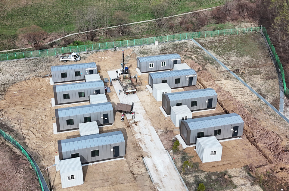 경북 의성군에 설치된 산불 피해 이재민을 위한 임시주거시설 _희망하우스_ 8동. 사진=희망브리지