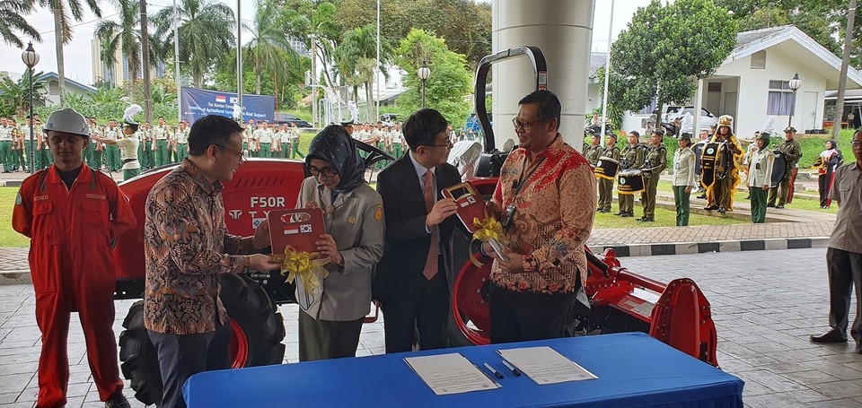 TYM은 지난 21일 인도네시아에 위치한 농업전문기술대학 PEPI에서 트랙터 기증식을 진행했다. 사진=TYM