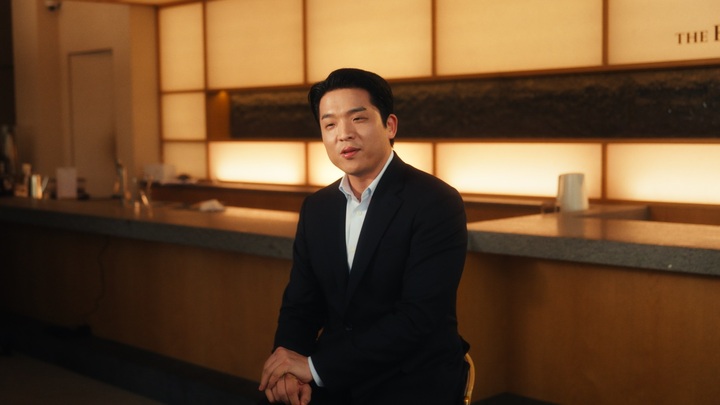 윌리엄그랜트앤선즈코리아의 싱글몰트 위스키 ‘발베니’가 ‘발베니 메이커스 캠페인’(The Balvenie Makers Campaign)의 일환으로 안성재 셰프(사진)와 함께 발베니의 장인 정신을 조명하는 캠페인 영상을 공개했다. 발베니 메이커스 캠페인 ‘장인 편’ 스틸컷. 사진=발베니