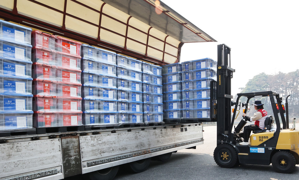 희망브리지 직원이 함양 재해구호물류센터에서 산불 피해 현장 지원을 위한 구호물품을 긴급히 출고하고 있다. 사진=희망브리지