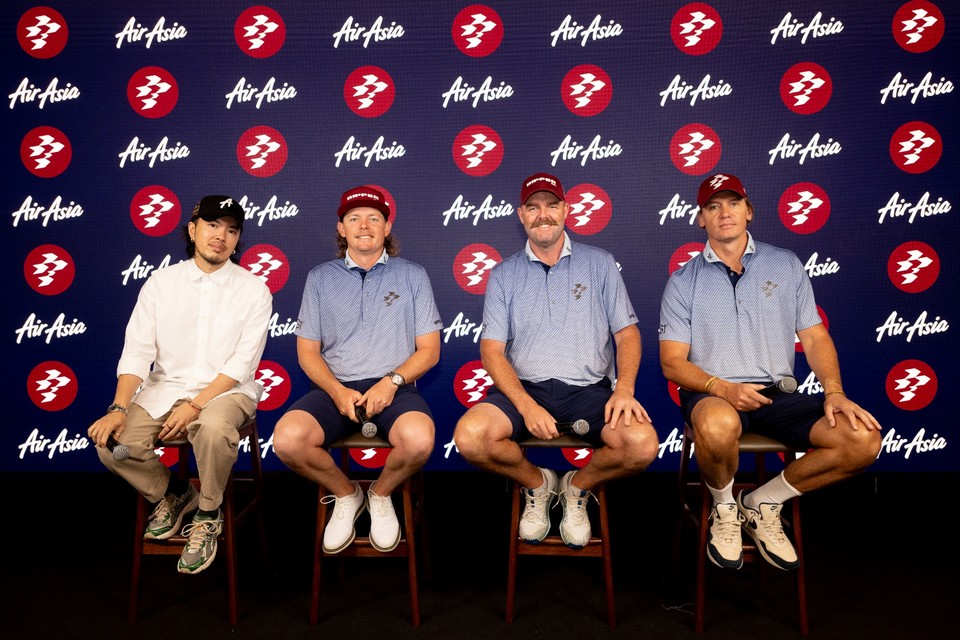  2024 LIV 골프 챔피언팀인 리퍼 GC 루디 카우 에어아시아 브랜드 co. CEO(왼쪽부터), 캐머런 스미스 리퍼 GC 주장, 마크 리슈먼 리퍼 GC 선수, 닉 애덤스 리퍼 GC 총감독이 에어아시아와 와 파트너십 계약을 체결하고 기념 사진을 촬영하고 있다. 사진=에어아시아