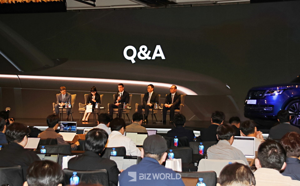 로빈 콜건 JLR 코리아 대표(가운데)가 기자들의 질문에 답하고 있다. 사진=손진석 기자