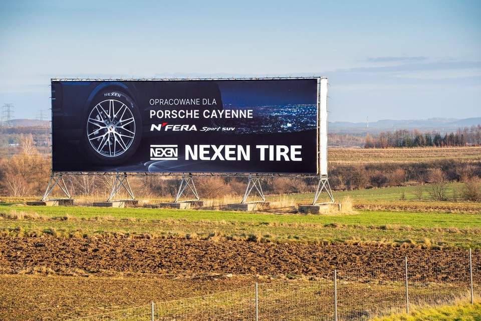 폴란드 바르샤바의 넥센타이어 옥외광고 모습. 사진=넥센타이어