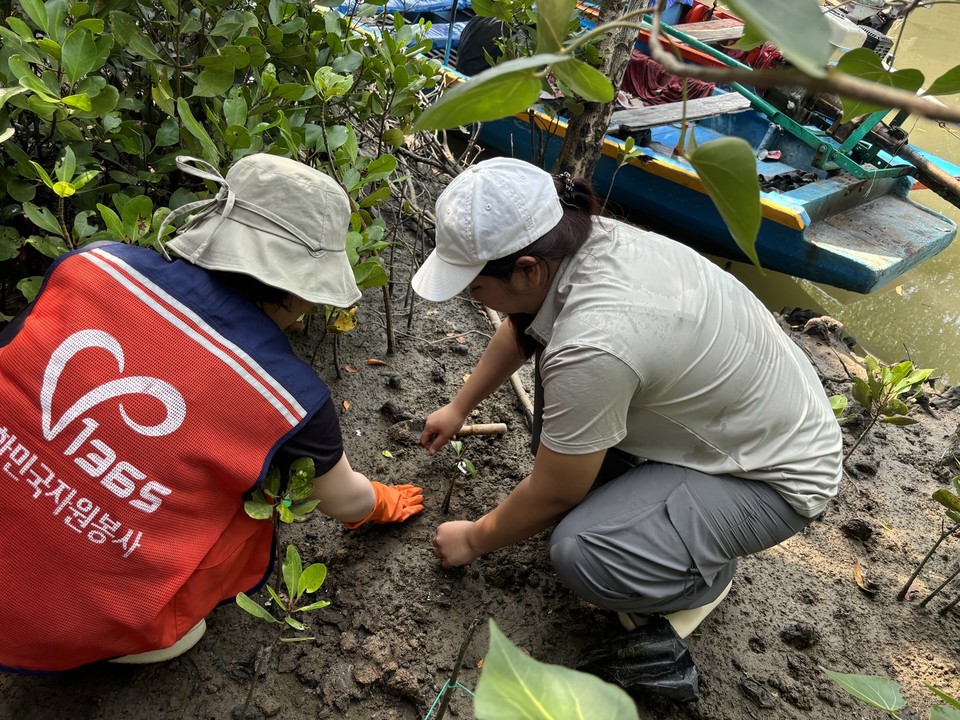 하나투어는 “세상을 바꾸는 설레는 휴가” 해외 봉사 여행 상품을 출시했다. 사진=하나투어