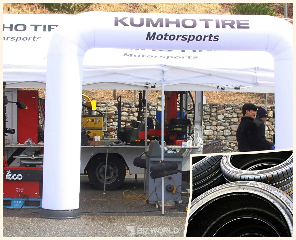 금호타이어 기술지원 부스와 엑스타 스포츠S 신규 타이어. 사진=손진석 기자
