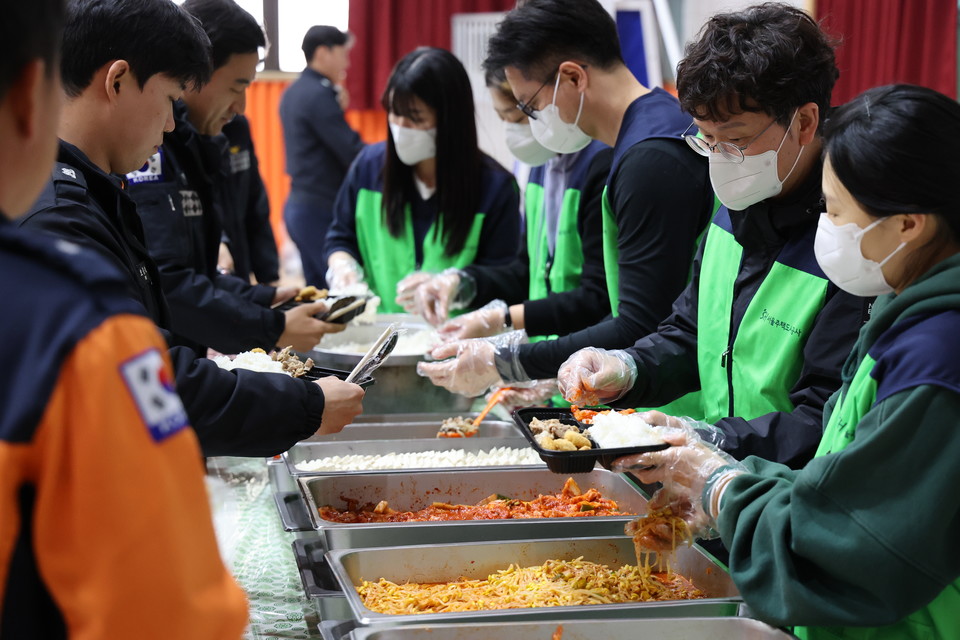 경남 산청군을 찾은 SH공사 임직원들이 산불 진화에 투입된 소방대원들에게 식사를 배식하며 응원하고 있다. 사진=SH공사