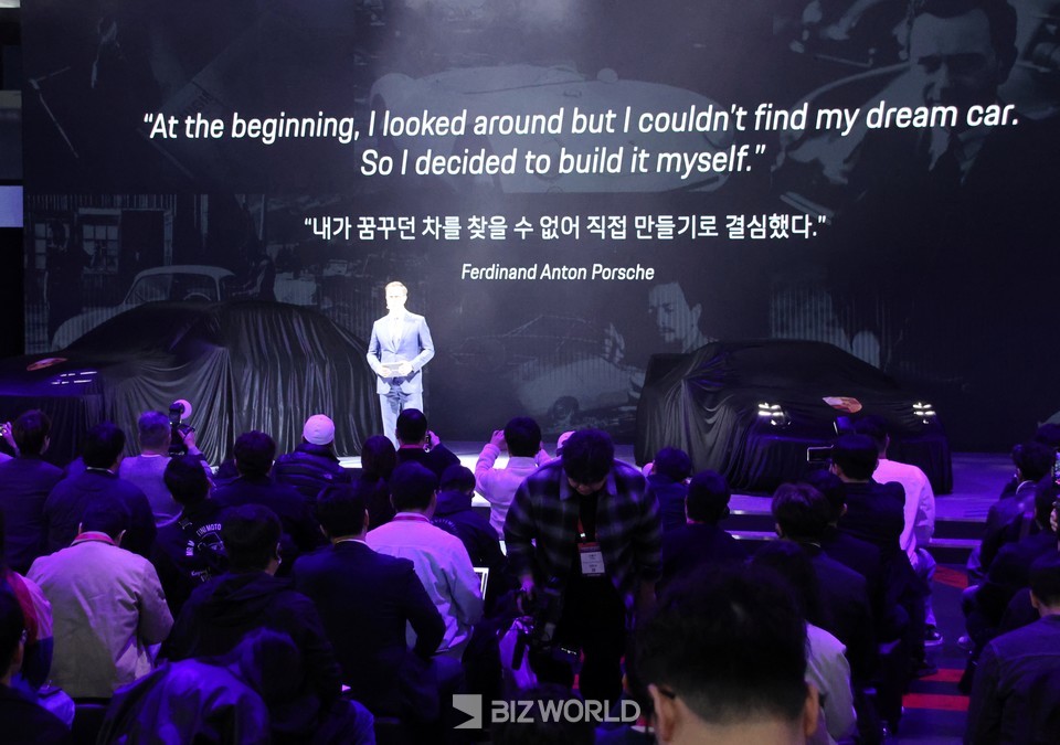 마티아스 부세(Mathias Busse) 포르쉐코리아 대표가 2025 서울모빌리티쇼에서 인사말을 하고 있다. 사진=손진석 기자