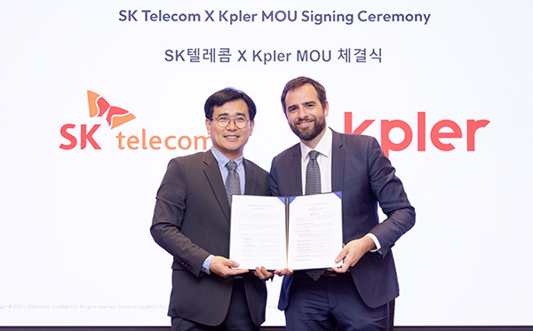 신용식 SK텔레콤 AIX 사업부장(왼쪽)과 장 매이니어 케플러 회장(오른쪽)이 MOU를 체결하며 기념 촬영을 하고 있다. 사진=SK텔레콤
