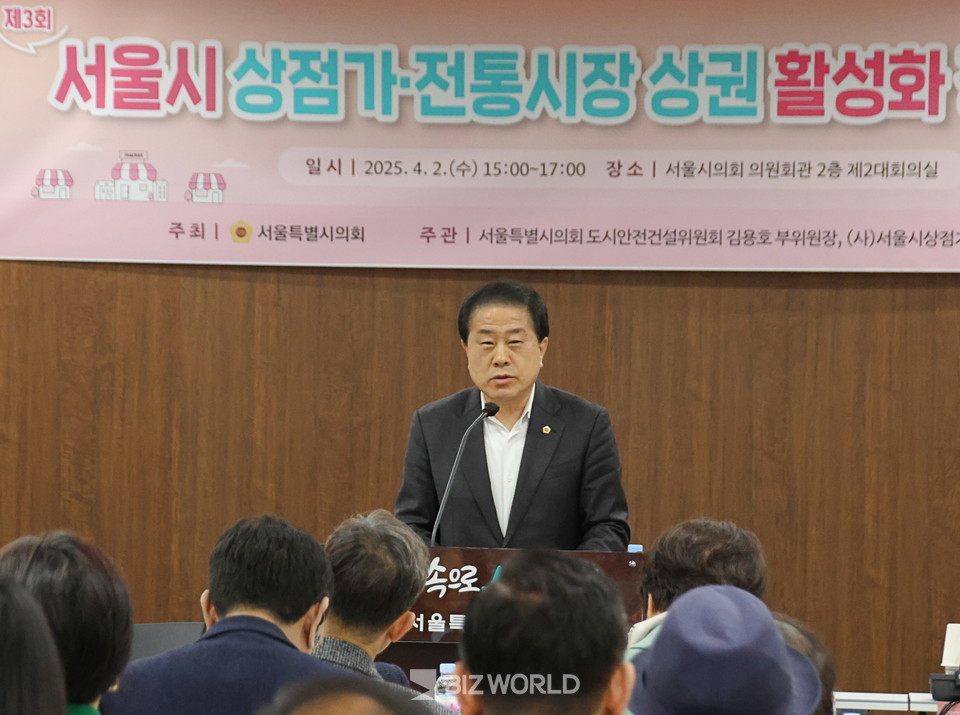 김용호 서울시의원이 '제3회 상권 활성화 정책토론회'에서 개회사를 하고 있다. 사진=손진석 기자