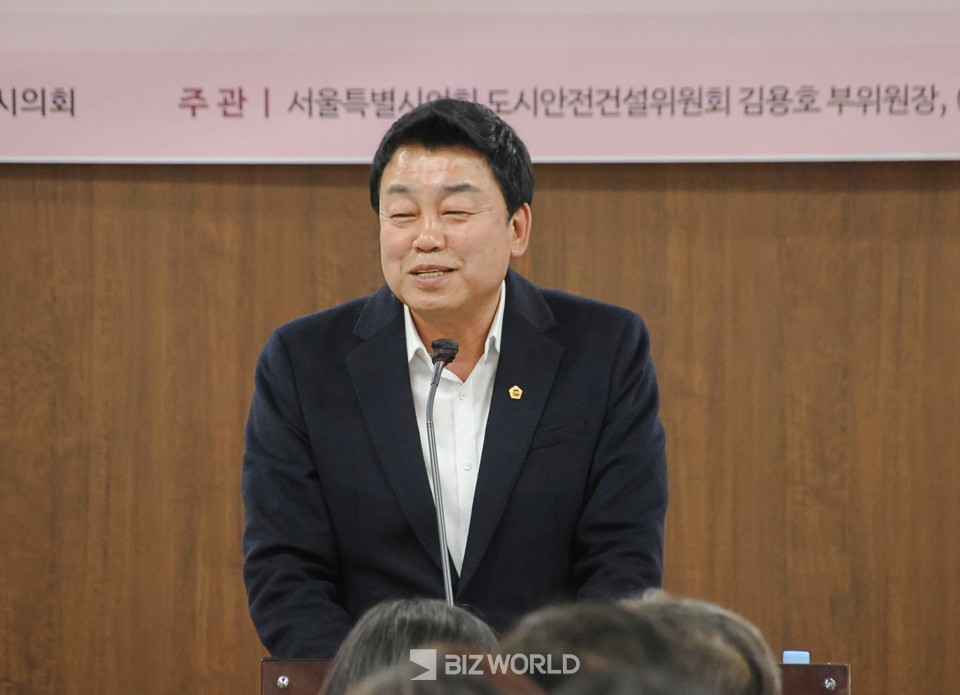 성흠재 더불어민주당 원내대표가 축사를 하고 있다. 사진=손진석 기자