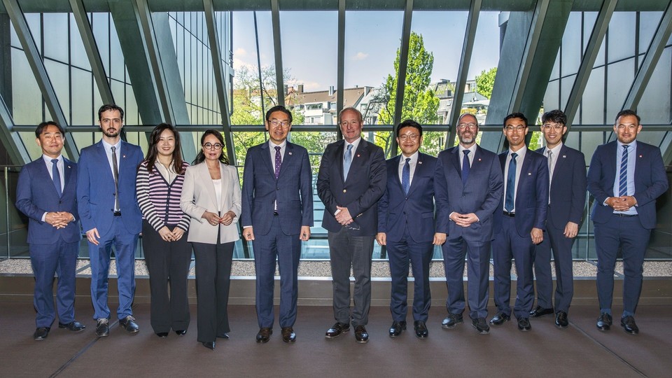 김완기 특허청장(왼쪽에서 다섯 번째)이 캄피누스(Campinos) EPO 청장(왼쪽에서 여섯 번째) 등 관계자들과 기념촬영을 하고 있다. 사진=특허청