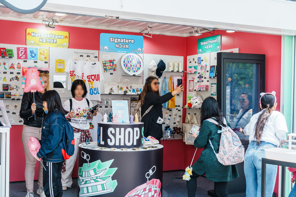 서울스프링페스타 서울굿즈 팝업스토어를 구경하는 시민들. 사진=서울관광재단