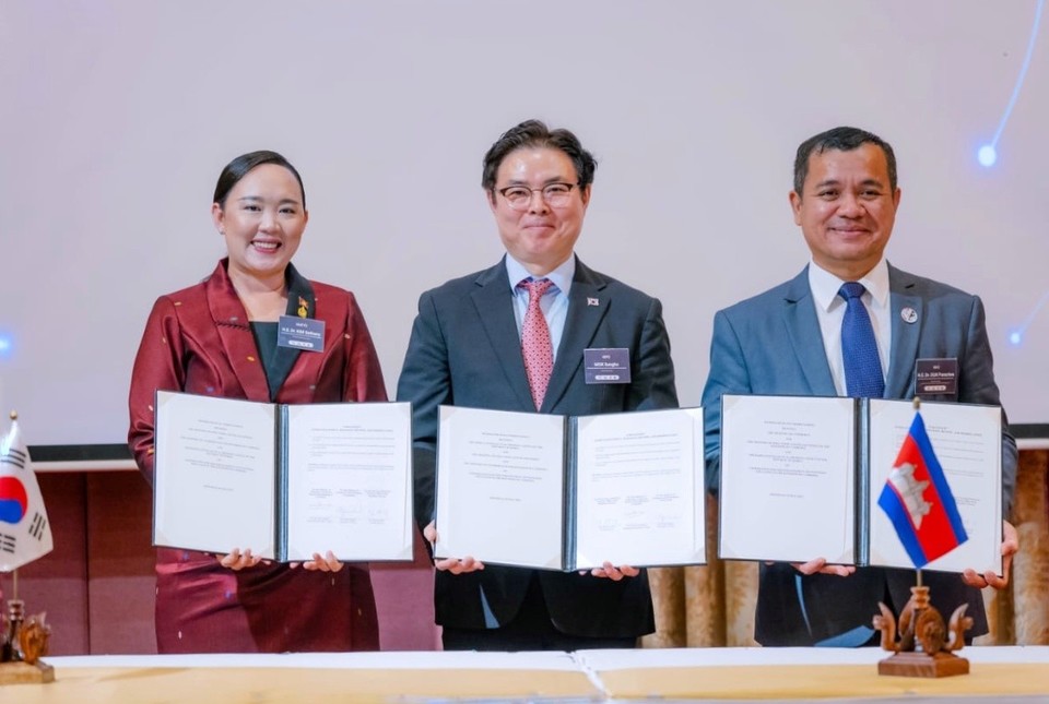 목성호 특허청 차장(왼쪽에서 두 번째)이 캄보디아 교육청소년체육부 킴 세타니 차관(왼쪽에서 첫 번째), 상무부 옥 쁘러찌어 차관과 발명교육 ODA 사업의 성공적인 수행을 위한 MOU를 교환하고 기념촬영을 하고 있다. 사진=특허청