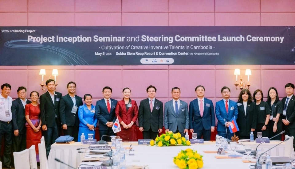 목성호 특허청 차장(왼쪽에서 아홉 번째)이 발명교육 협력을 위한 회의를 마치고 참석자들과 기념촬영을 하고 있다. 사진=특허청