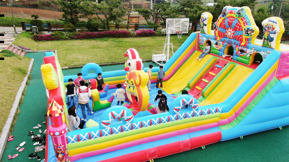 희망브리지가 어린이날을 맞아 마련한 대형 에어바운스 놀이터에서 아이들이 신나게 뛰어놀고 있다. 사진=희망브리지