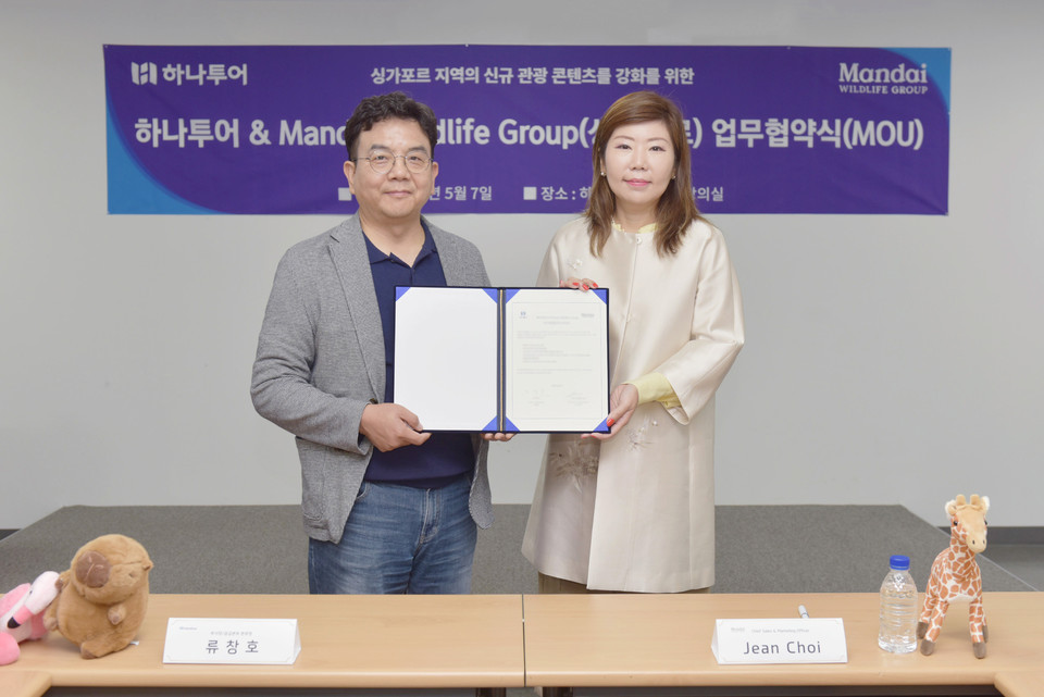 하나투어 류창호 공급본부장(왼쪽)과 만다이 와일드라이프 그룹 진 초이 최고 영업 및 마케팅 책임자(오른쪽)가 7일 하나투어 본사에서 업무협약을 체결한 후 기념 촬영을 하고 있다. 사진=하나투어