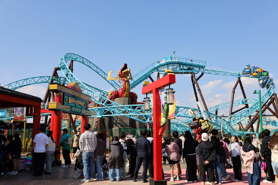 레고랜드의 신규 어트렉션인 스핀짓주 마스터를 타기위해 긴줄이 이어지고 있다. 사진=레고랜드코리아