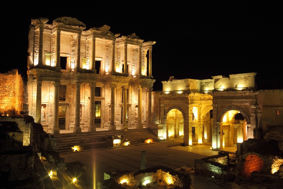 여름밤의 셀수스 도서관. 사진=튀르키예문화관광부