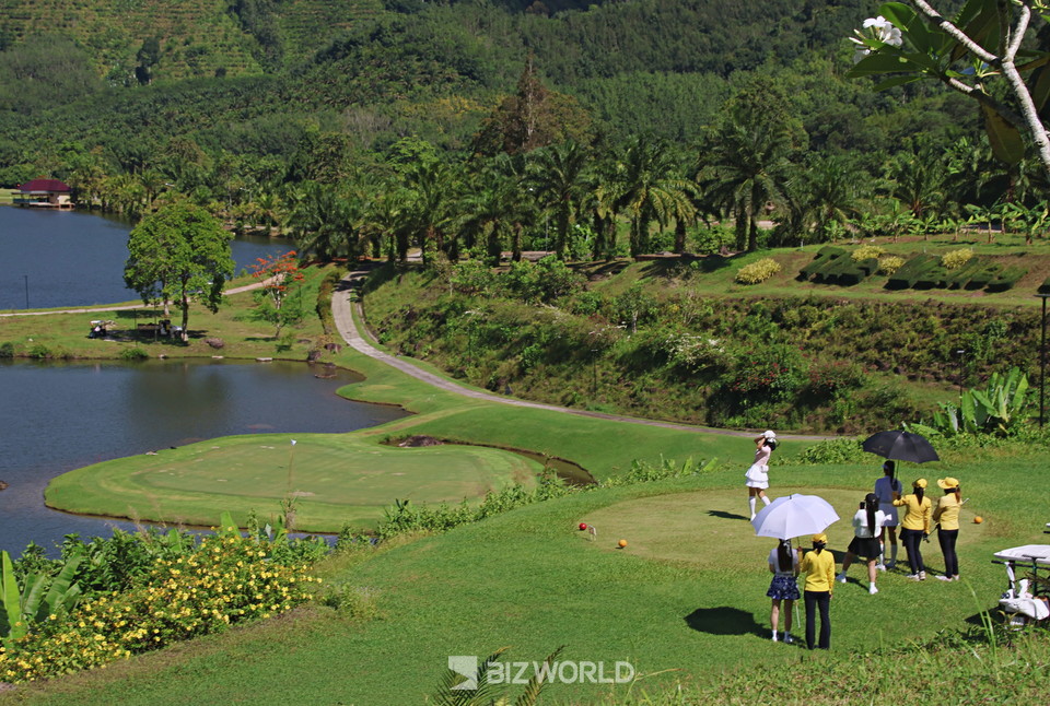 카타통 골프장 10번 아일랜드 홀 티샷 모습. 푸껫=손진석