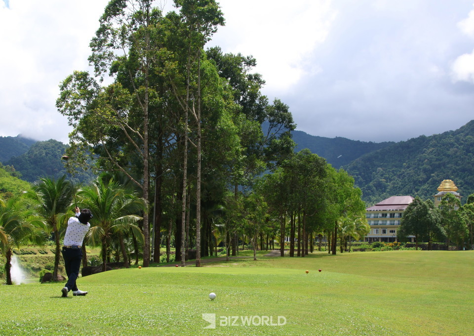 클럽하우스가 보이는 홀에서 티샷을 하고 있는 골퍼. 푸껫=손진석 기자