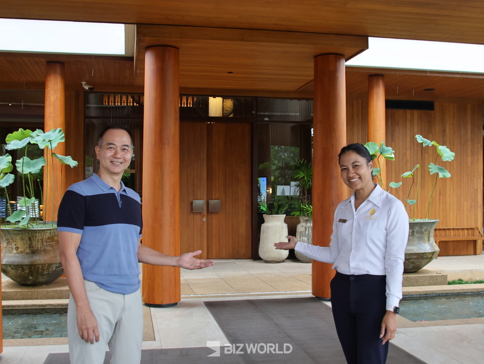 Ning Siwaporn Srisajjang 총지배인과 잭왕 대표가 반갑게 손님들을 맞이하고 있다. 푸껫=손진석 기자
