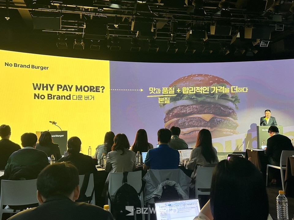 신세계푸드 강승협 대표이사가 8일 노브랜드 버거 비전 발표 간담회에서 사업비전을 발표하고 있다. 사진=김선주 기자