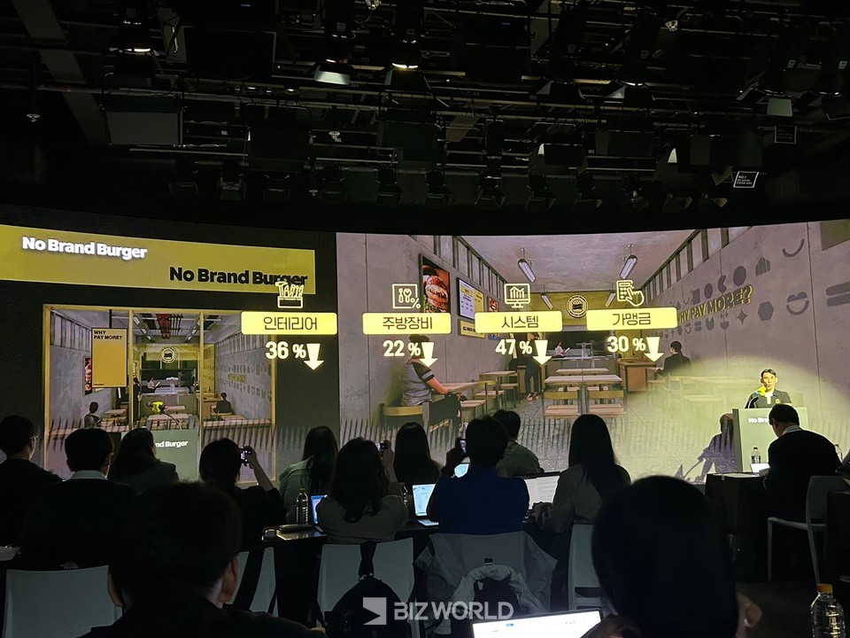 신세계푸드 프랜차이즈 담당 김규식 상무가 발표를 하는 모습. 사진=김선주 기자