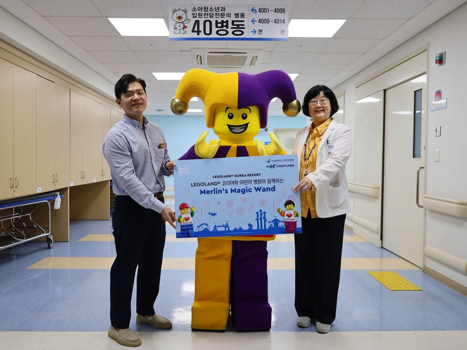 레고랜드가 인기 마스코트 재스터와 함께 강원대 어린이 병원을 방문하여 깜짝 이벤트를 진행했다. 사진=레고랜드코리아