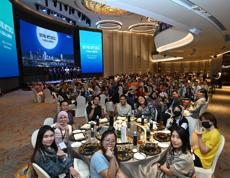 2025 쿠알라룸푸르 서울관광설명회 참가자들이 단체 사진을 촬영하고 있다. 사진=서울관광재단