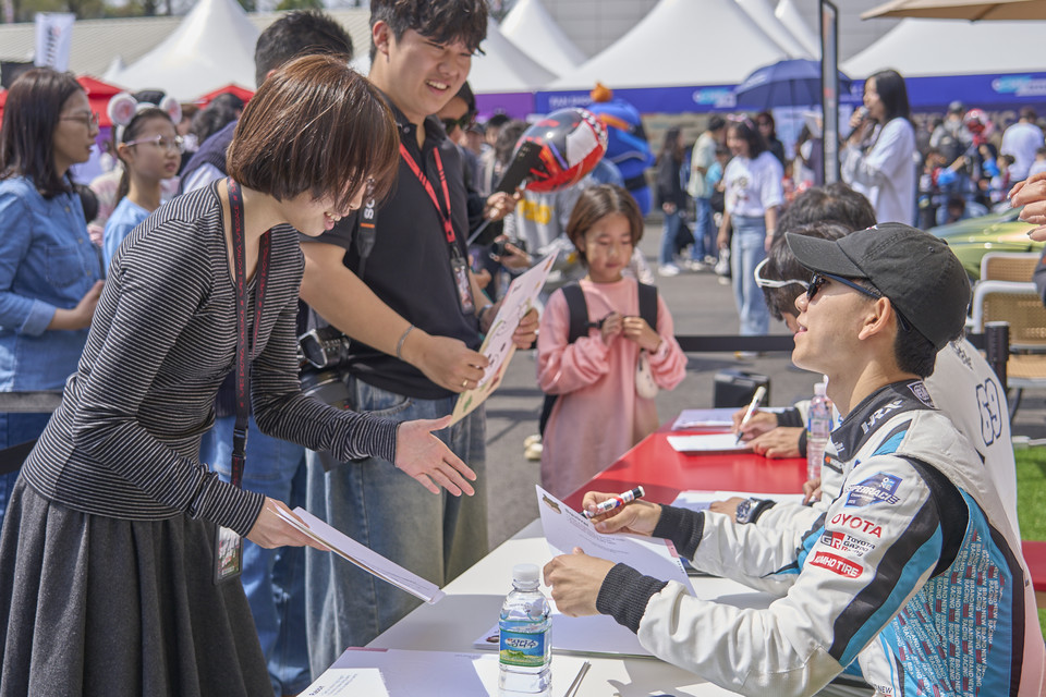 지난 슈퍼레이스 개막전에 3만5000여 관중이 모여 다양한 이벤트를 즐기고 있다. 사진=슈퍼레이스