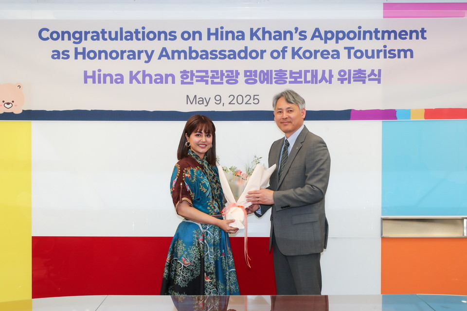 인도 유명 발리우드 배우 '히나 칸'이 한국관광 명예홍보대사 위촉식을 진행하고 기념 사진을 촬영하고 있다. 사진=한국관광공사