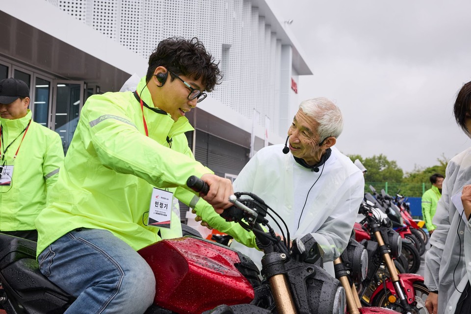 일본 최고의 모터사이클 교육 전문가인 ‘네모토 켄’이 스페셜 라이딩 교육을 진행하고 있다. 사진=혼다코리아