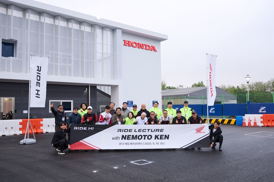 스페셜 라이딩 교육 이벤트 참가자들이 기념 사진을 촬영하고 있다. 사진=혼다코리아